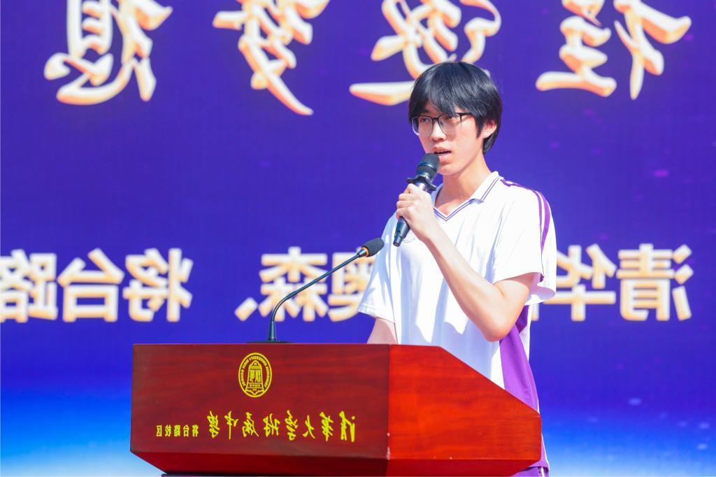 10 Student representative of Jiangtai Road campus Zhao Zhuoran spoke